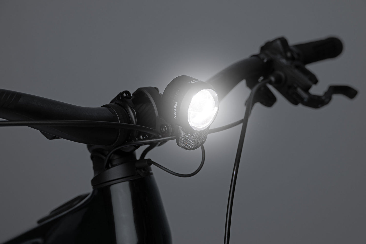 b&m e bike beleuchtung ACID E-Bike Frontlicht PRO-E 200 High Beam X-Connect black